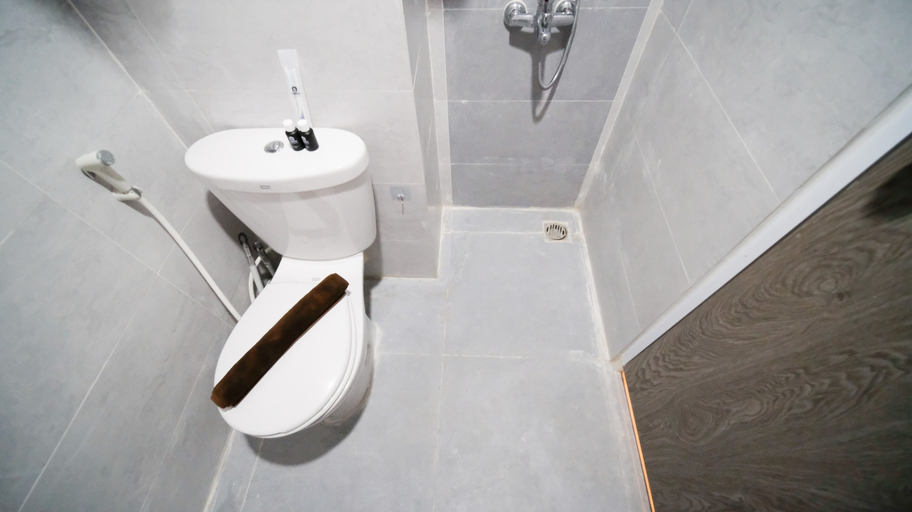 Bathroom 5, Homey Studio at Taman Melati Surabaya Apartment By Travelio, Surabaya