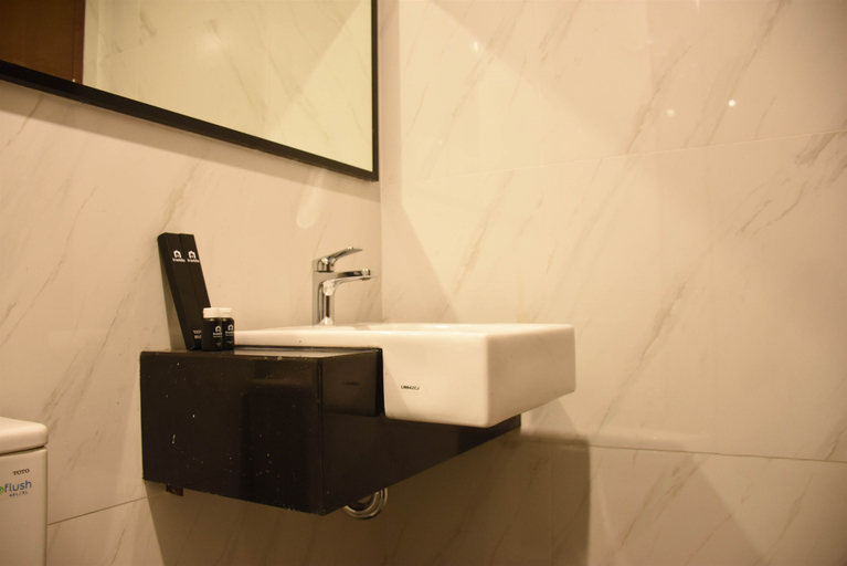 Bathroom 5, Fancy and NIce Studio at Ciputra World 2 Apartment By Travelio, Jakarta Selatan