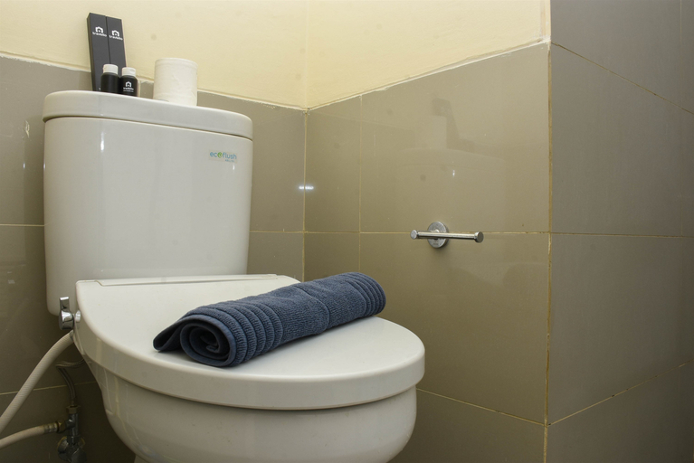 Bathroom 5, Elegant and Comfy Studio Kebayoran Icon Apartment By Travelio, South Jakarta