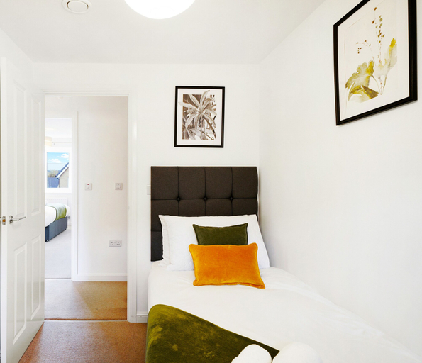 Bedroom 4, Woolhampton Drive House By REDWOOD STAYS, Hampshire