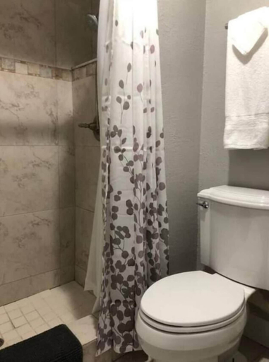 Bathroom 2, 6151 Sandcrest · Next to Universal. Pool Sleep 9. Walk to Park, Orange