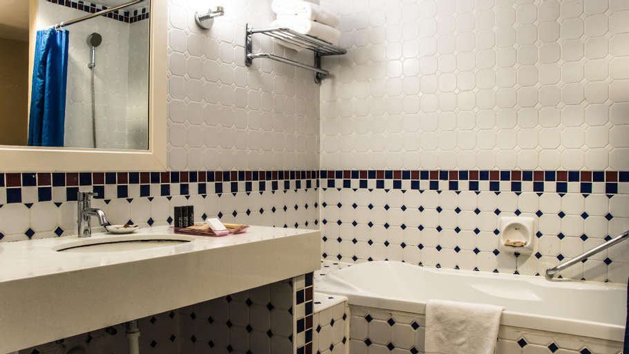 Bathroom 7