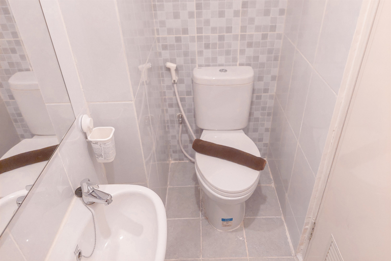 Bathroom 5, Best Price and Comfy Studio at Tokyo Riverside PIK 2 Apartment By Travelio, Tangerang