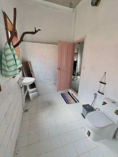 Bathroom 3, Seashell Guesthouse, bar and tattoos, Sihanoukville