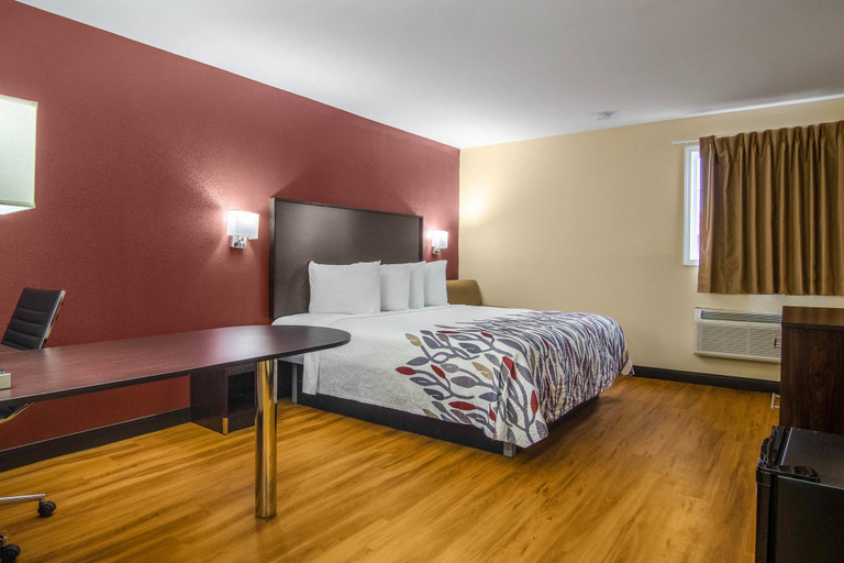 Bedroom, Red Roof Inn Perrysburg, Wood