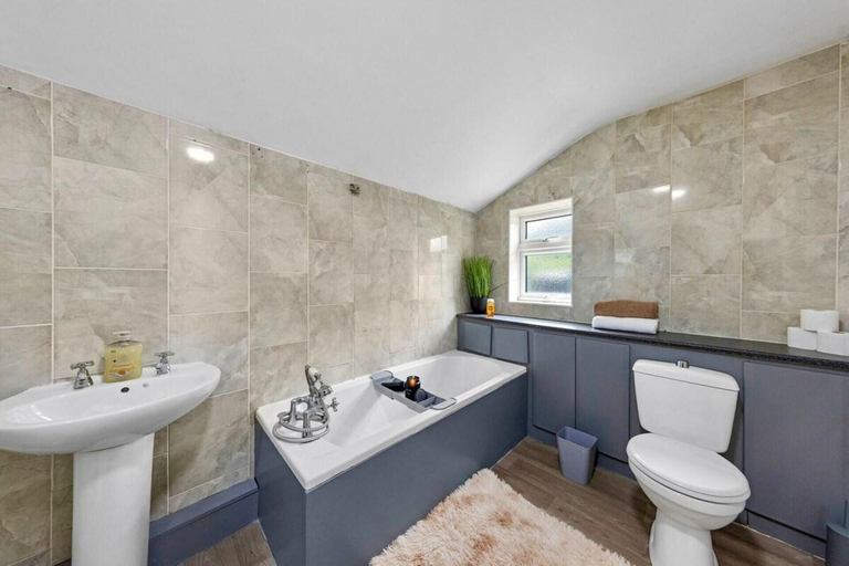 Bathroom, Charming Chatham Apartment With 3 Bedrooms, Medway