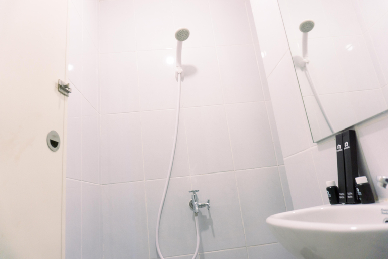 Bathroom 5, New and Nice Designed Studio at Tokyo Riverside PIK 2 Apartment By Travelio, Tangerang