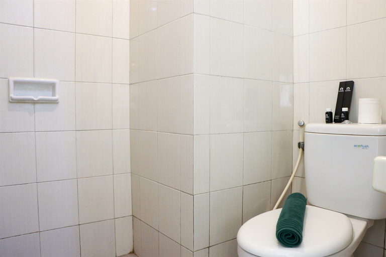 Bathroom 5, Homey and Nice Studio at Signature Park Grande Apartment By Travelio, East Jakarta