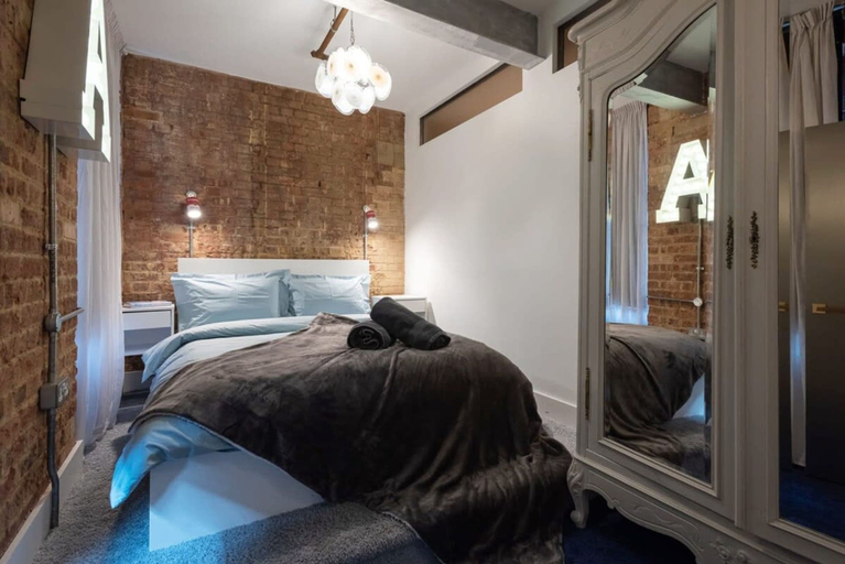 Others 5, Luxurious Loft Central Soho - 3 Bedrooms Office, London