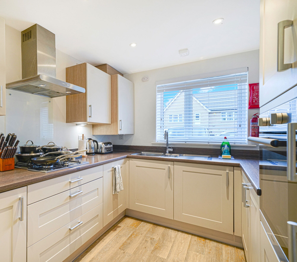 Others, Woolhampton Drive House By REDWOOD STAYS, Hampshire