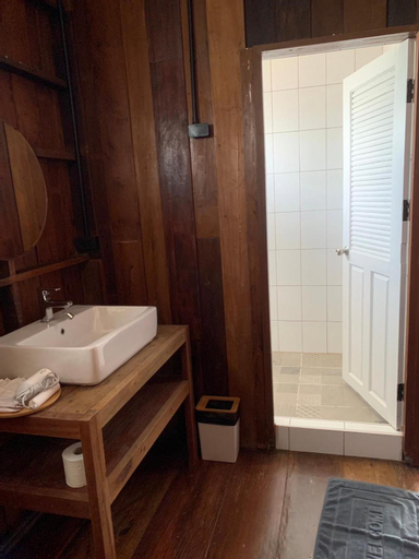 Bathroom 7