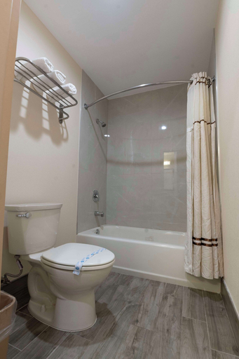 Bathroom 4, Knights Inn South Amboy, Middlesex