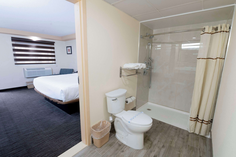 Bathroom 4, Knights Inn South Amboy, Middlesex