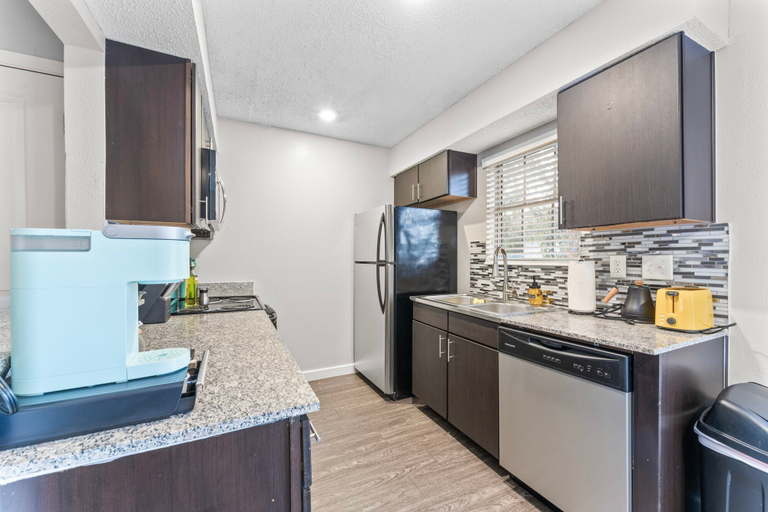 Room 3, Spacious and Chic King Bed 2BR Suite 5 Min to DT, Travis
