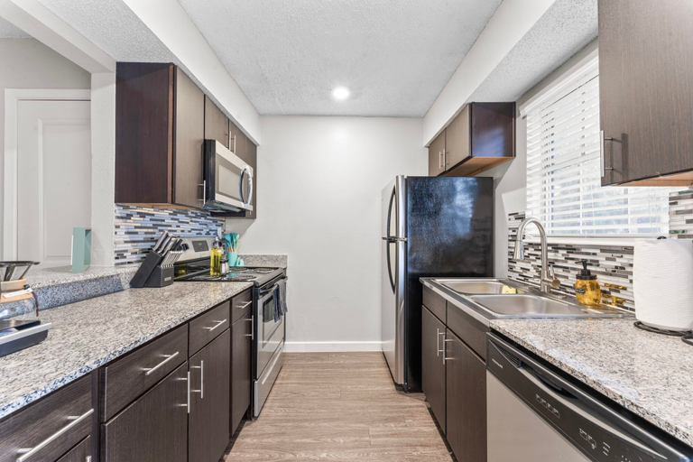 Room 2, Spacious and Chic King Bed 2BR Suite 5 Min to DT, Travis