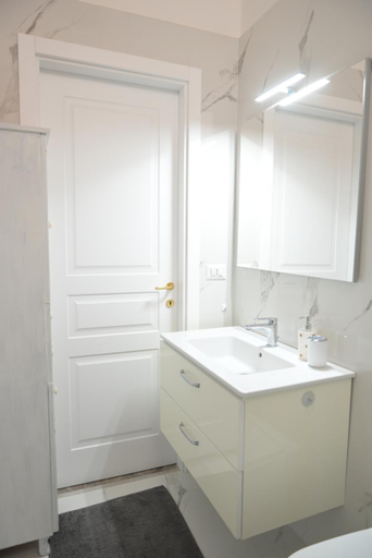Bathroom 2, The Rooms of Swami, Bari