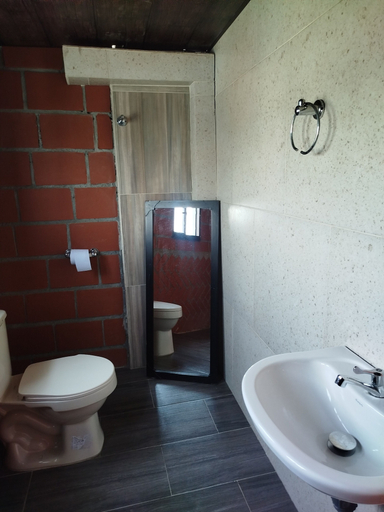 Bathroom 3, Hotel Ancestral Rojas coffee, Isnos