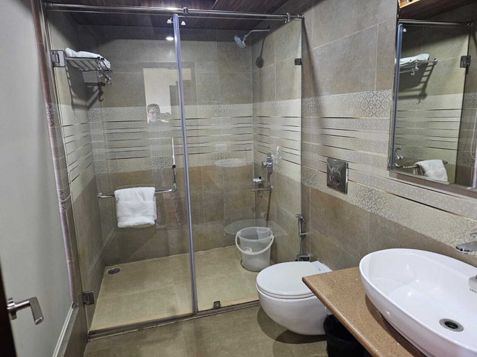 Bathroom 5, Hotel Snow Lotus, Shimla