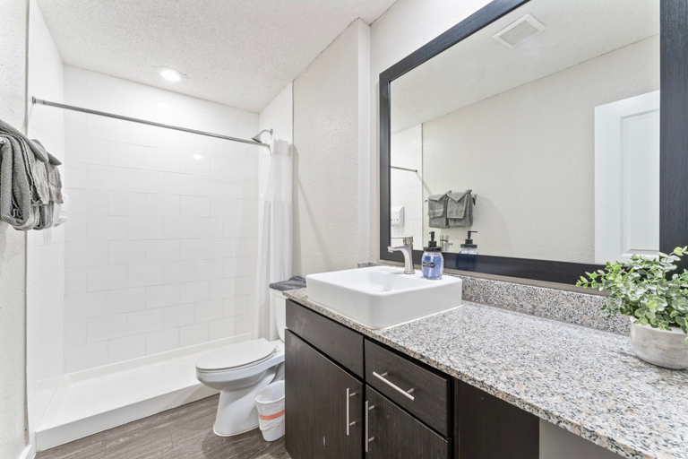 Room 5, Spacious and Chic King Bed 2BR Suite 5 Min to DT, Travis