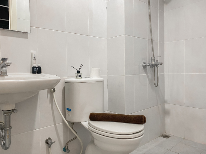 Bathroom 5, Chic and Cozy Studio at Patraland Urbano Apartment By Travelio, Bekasi