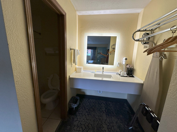 Bathroom 4, Days Inn by Wyndham Renfro Valley Mount Vernon, Rockcastle