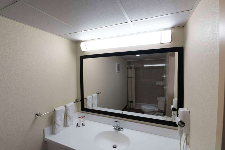 Bathroom 5, Knights Inn South Amboy, Middlesex
