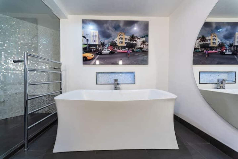 Others 4, Luxurious Loft Central Soho - 3 Bedrooms Office, London