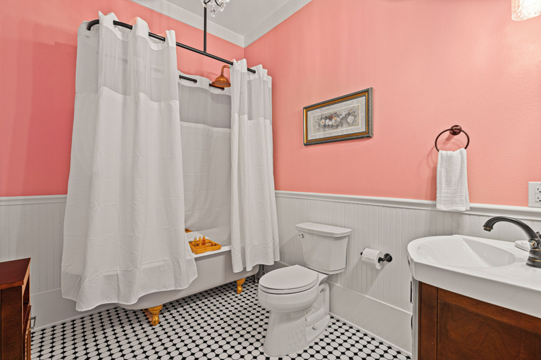Bathroom 3, The Steamboat Inn, Marion