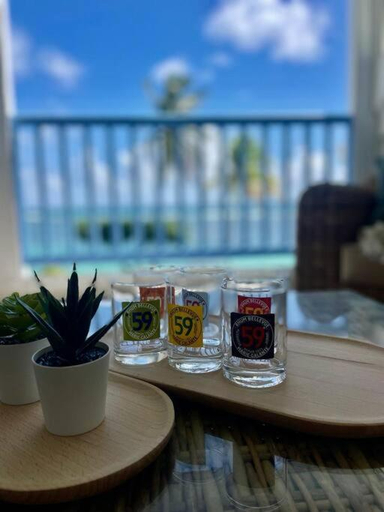 Food & Drinks, Ti MACLOA - Appartement les pieds dans l'eau, Sainte-Anne