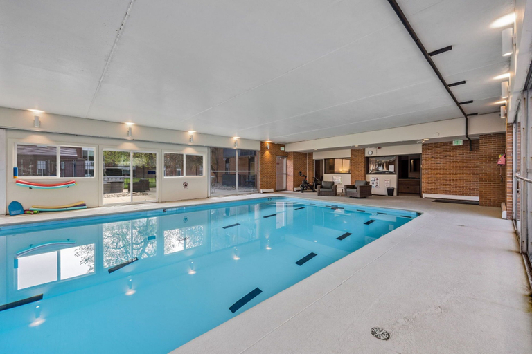 Sport & Beauty 4, The Fox Den in Old Town! Pool, Sauna & Game Room, Larimer