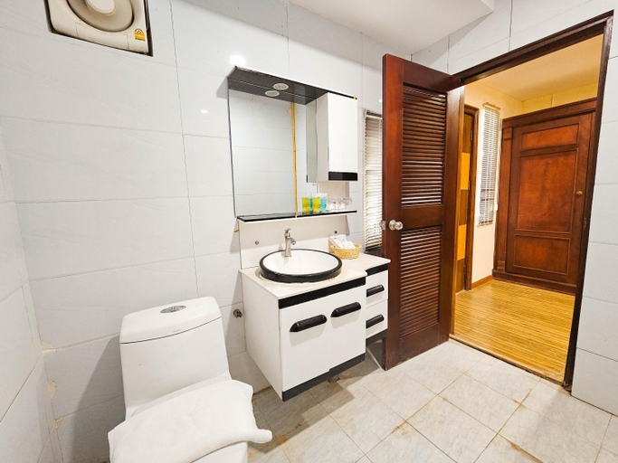 Bathroom 3, Butterfly Valley, Thoulakhom