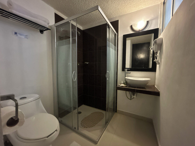 Bathroom 3, Choco's Hotel, Centro