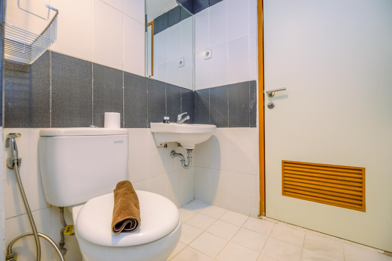 Bathroom 5, Good and Comfy 2BR Cinere Bellevue Suites Apartment By Travelio, Depok