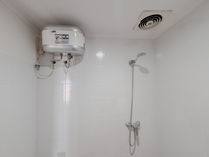 Bathroom 5, Best Price and Comfortable Living Studio at High Point Serviced Apartment By Travelio, Surabaya