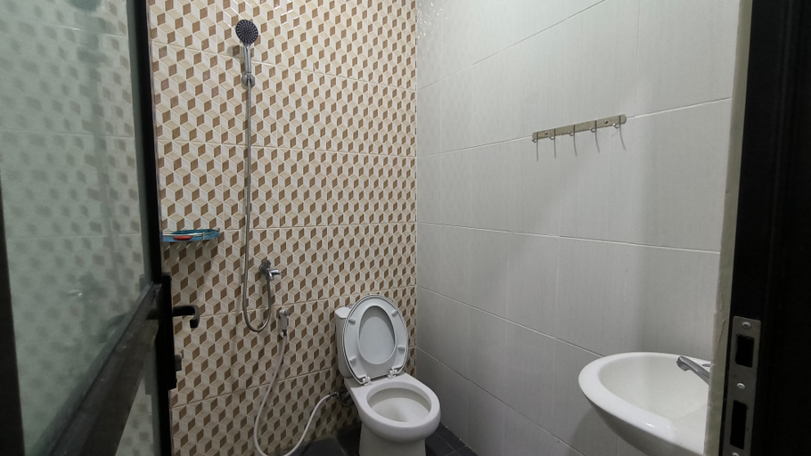 Bathroom 5, Tentrem Guesthouse Baru, Pati