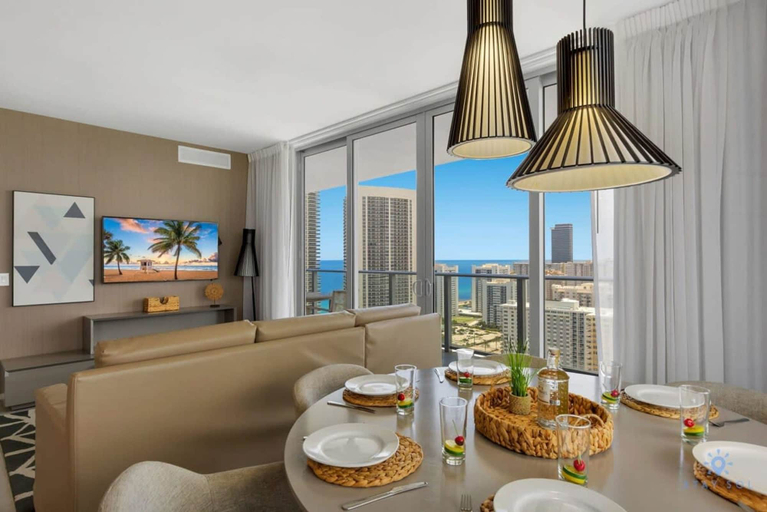 Room 5, Luxury 3 Br- Front Intercostal View Amazing Pools, Broward