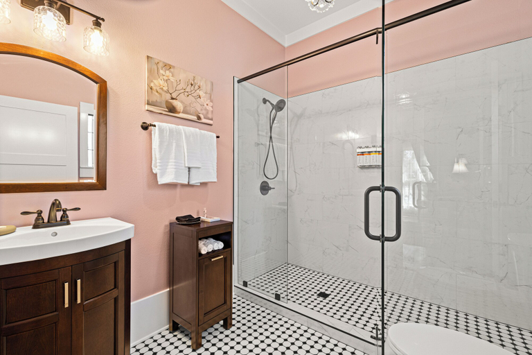 Bathroom 3, The Steamboat Inn, Marion