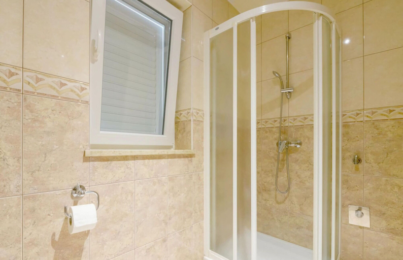 Bathroom 4, Villa Regenboog, Poreč