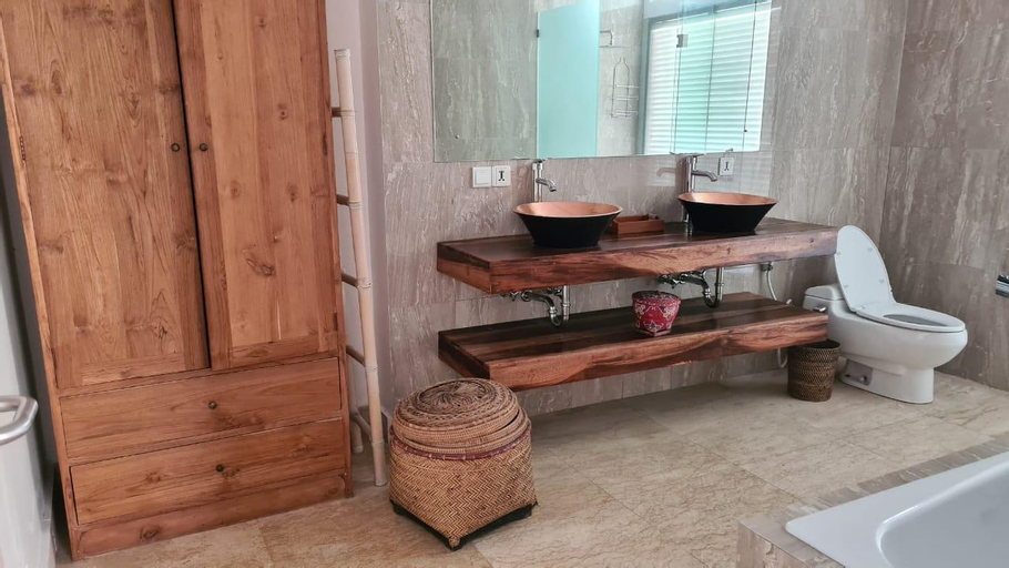Bathroom 11