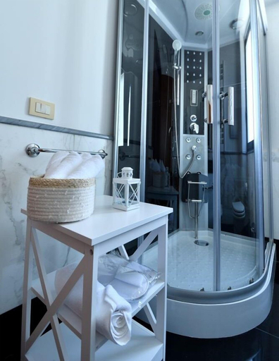 Bathroom 3, Le Cinèma, Latina