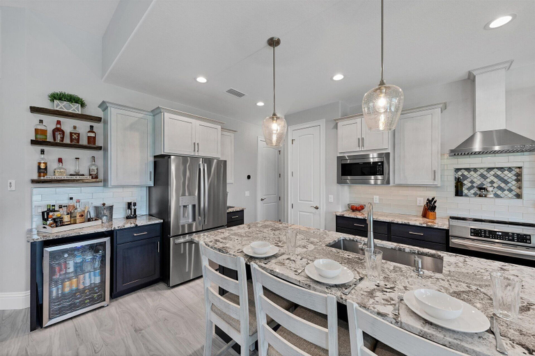 Food & Drinks, 13831 Begonia Circle, Charlotte