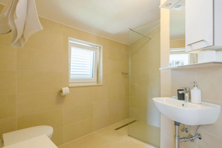 Bathroom 3, Villa Regenboog, Poreč