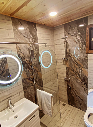 Others 4, Rooms in Leshten, Garmen