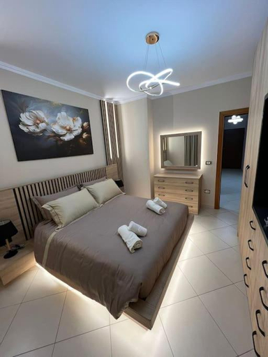 4, Home Sweet Home, Elbasanit