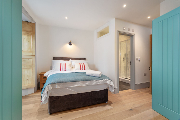 Bedroom 5, Windermere House - Sea Views Close to Harbour, Pembrokeshire