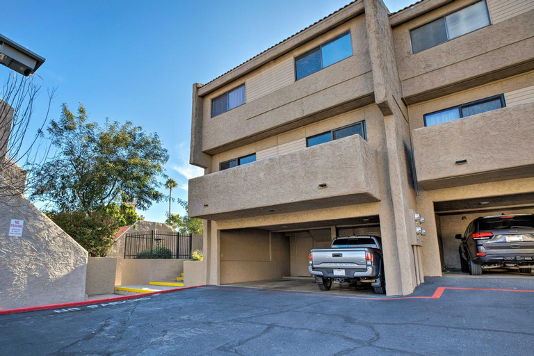 Modern Tempe Condo with Pool Access about 4 Mi to ASU, Maricopa