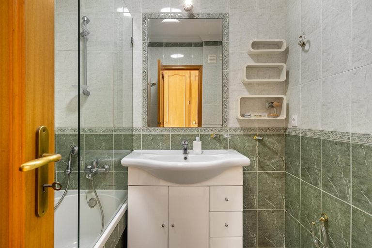 Shower 3, WHome Surfer's Paradise Retreat: Digital Nomads & Remote Workers, Mafra