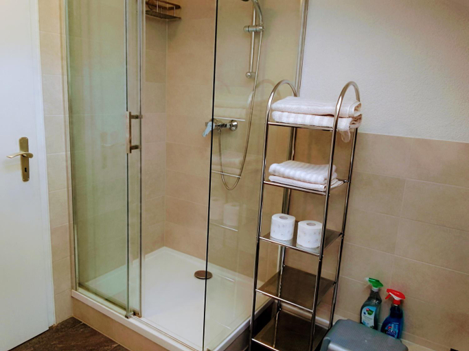 Bathroom 3, Ferienwohnung in ruhiger Waldrandlage, Calw