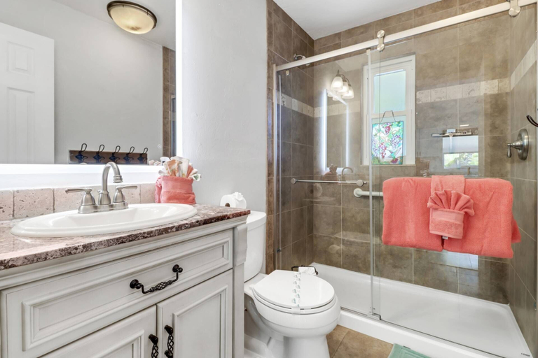 Bathroom, 250 1st St B, Lee