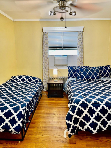Bedroom 2, LGA airport 3 mins, 3 BR Duplex House, Parking and private backyard, 9mins subway!, New York